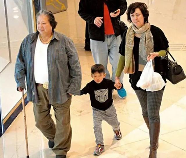 谭咏麟晒最新动态，洪金宝也意外出境，面容消