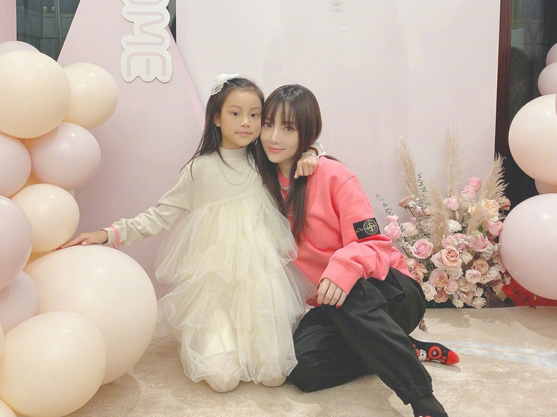 女漢子小甜馨長大了！ 李小璐曬親子旗袍照，也有點大家閨秀氣質了