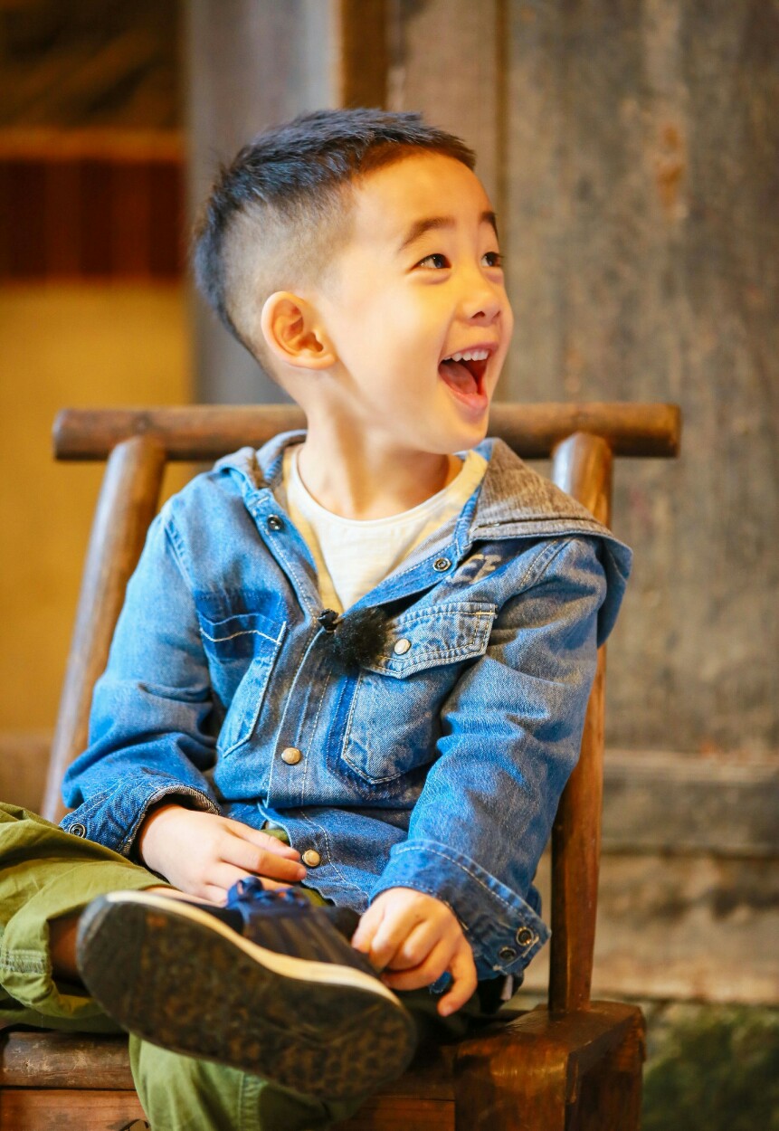 应采儿晒祖孙同框，妈妈抱外孙超有爱，三个月的HoHo依然清瘦