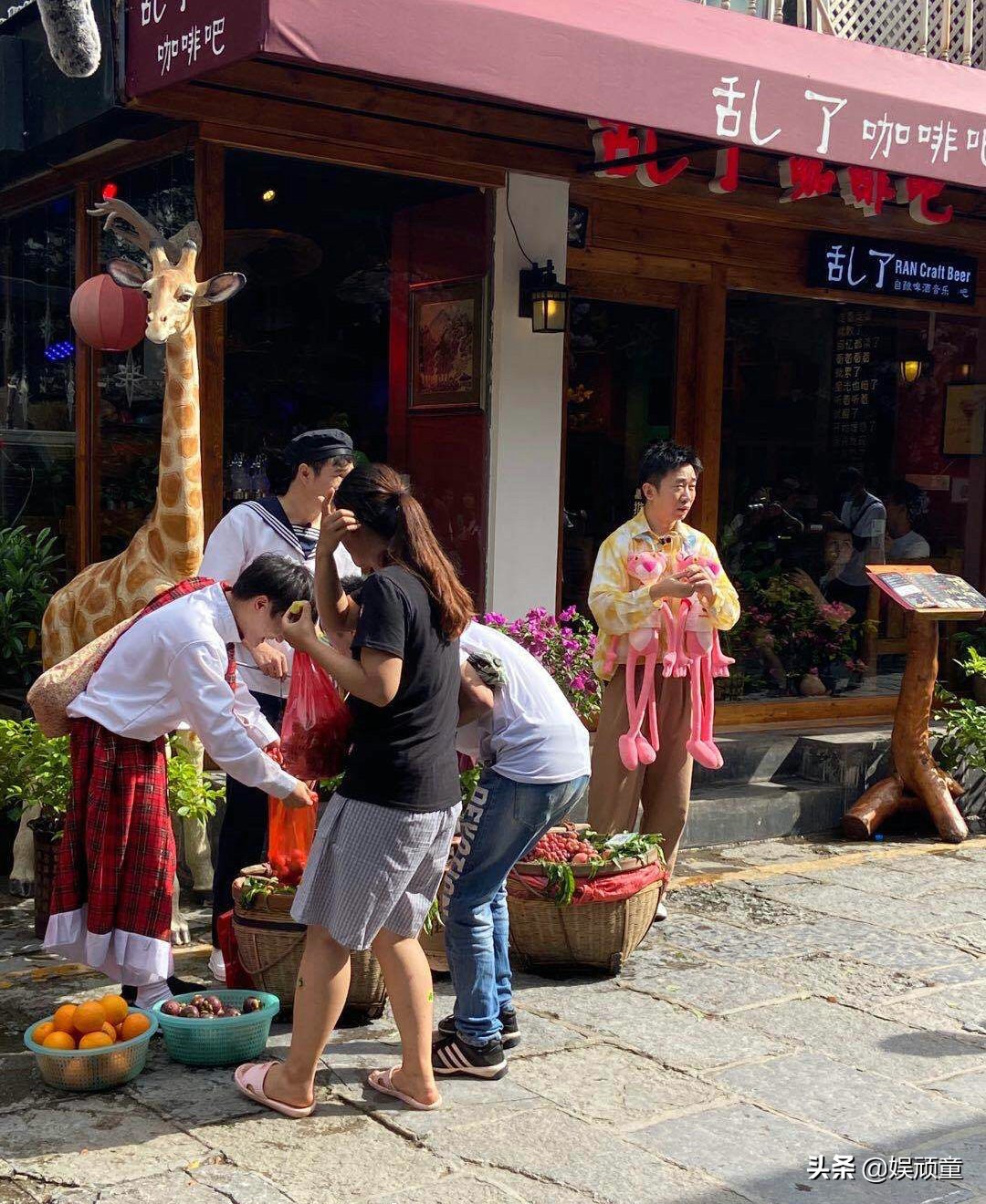 小沈阳穿水手服摆摊，看到一旁周深穿的衣服，