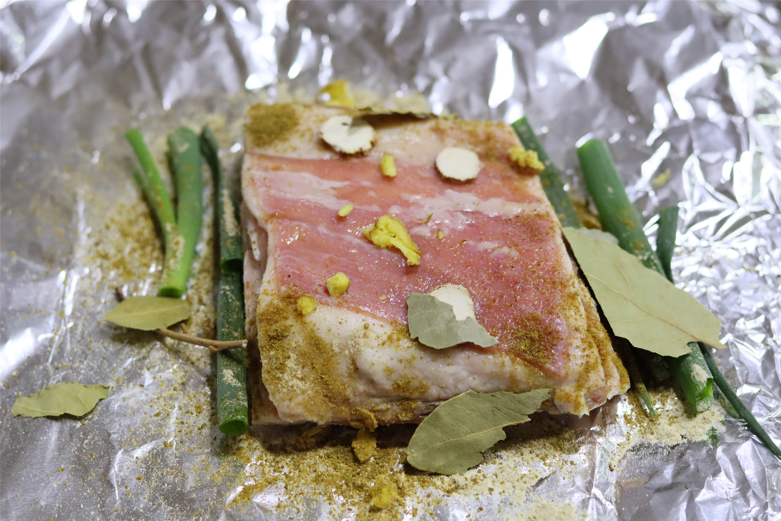 在家烤羊排、羊肉串，记住“1焖2烤3撒料”，汁水饱满，外焦里嫩