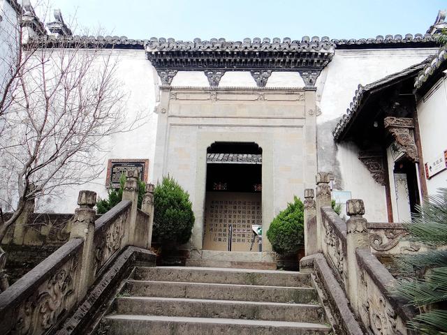 诸葛八卦村构建神奇，后世子孙多以医药为业，这是为了什么原因？
