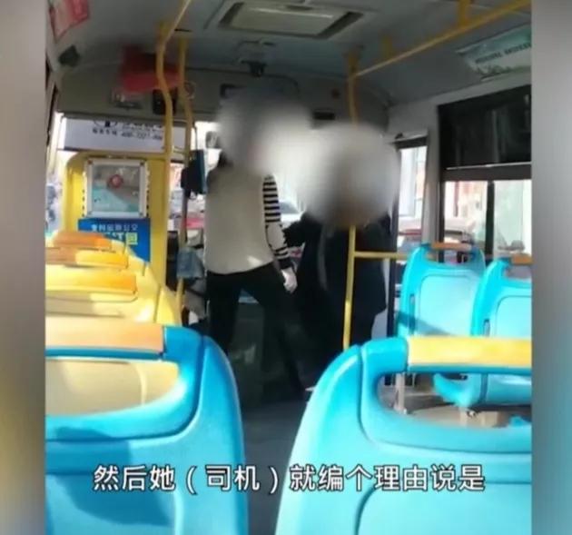 公交车司机拒绝有异味老人上车，网友评价司机做法欠妥