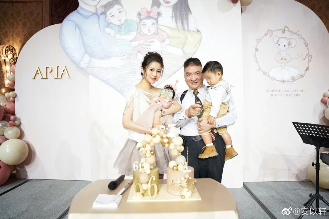 安以轩女儿满月宴超奢华，向太全家出席，席开