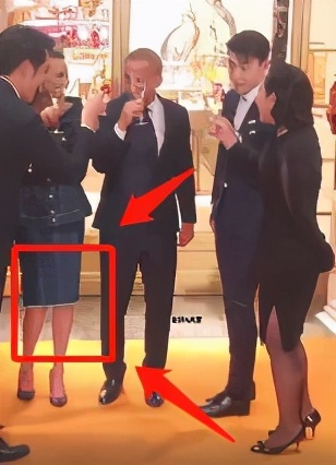 Photograph of activity of Deng Lunshu Qi came, shu Qi is dignified and elegant, has not Deng Lun drunk to begin above? 