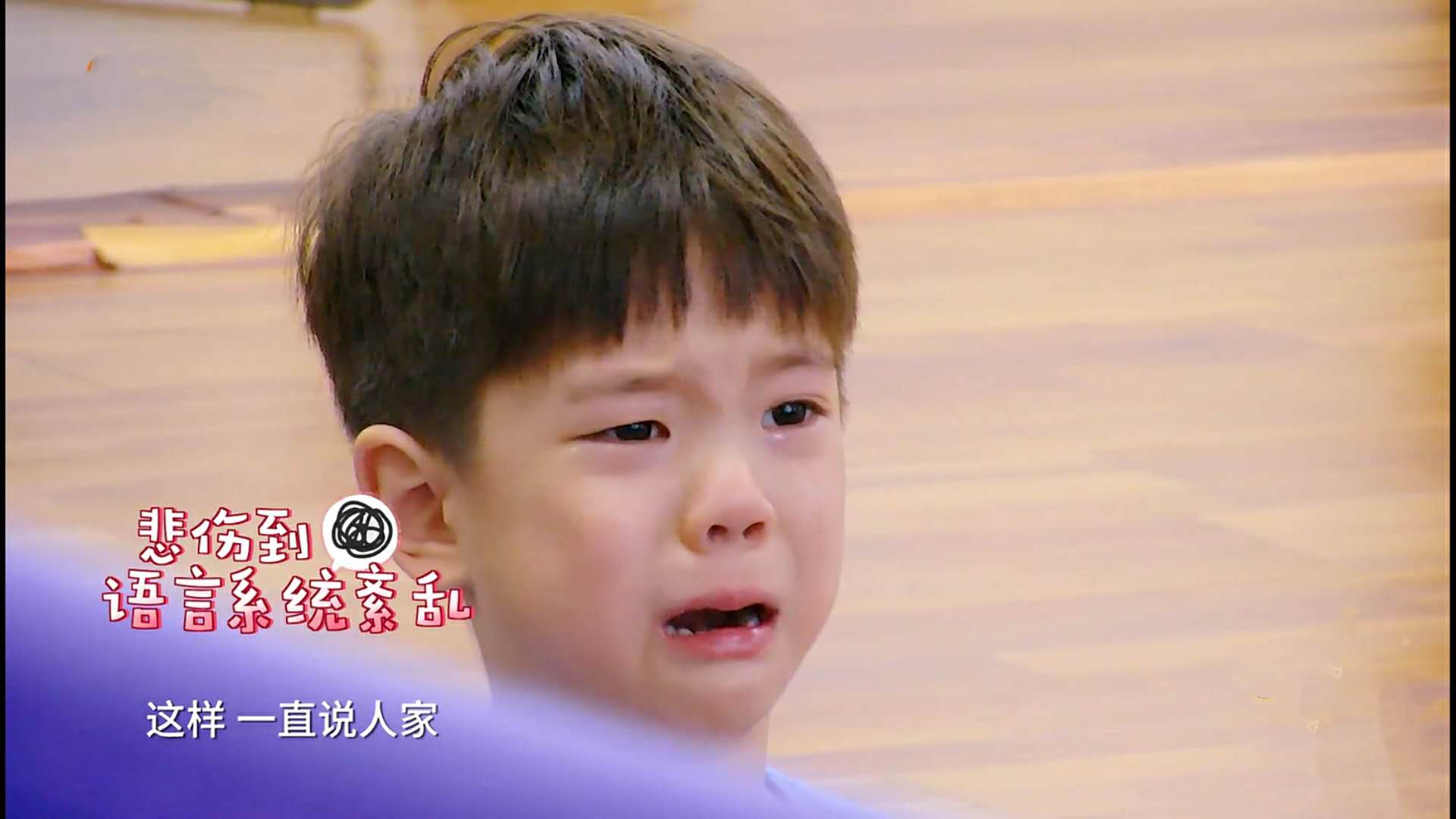杜江晒与霍思燕双手合十许愿庆生，嗯哼待角落可怜兮兮被侃捡来的