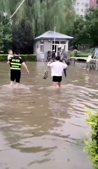 暴雨见证：有人替你负重前行