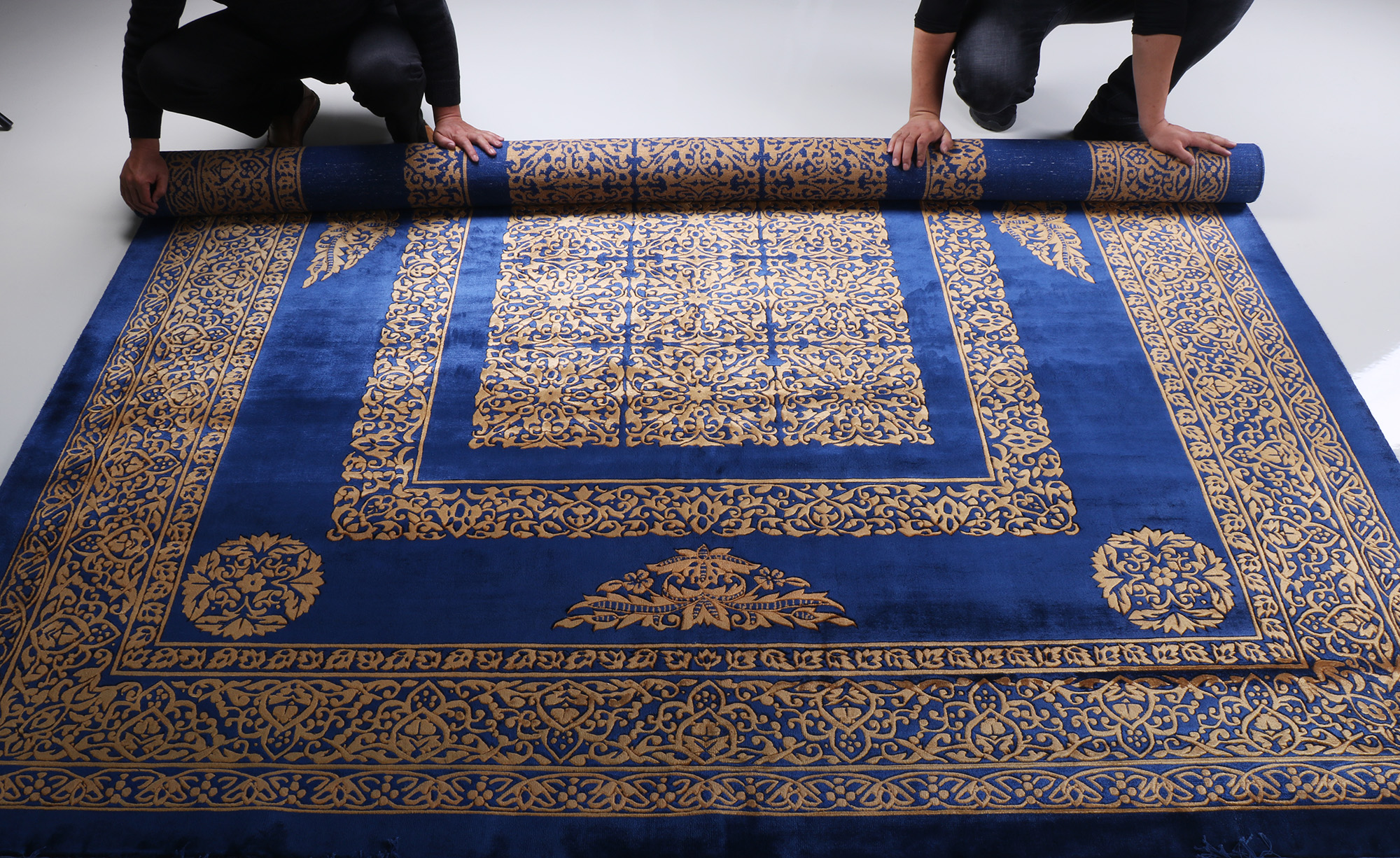 方寸之间的手工真丝地毯，可谓是家里一道不可忽视的靓丽风景