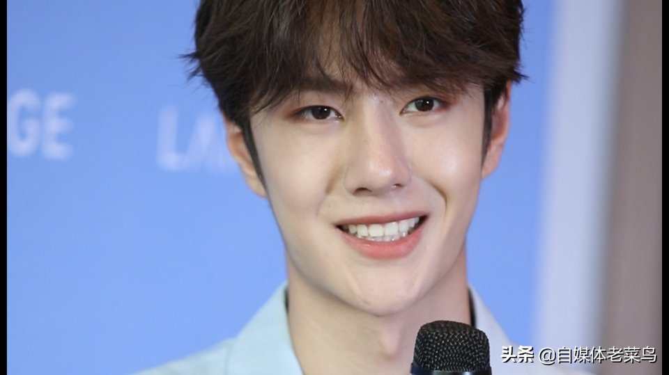 李现机场喊话代拍，引起网友讨论，明星也需要