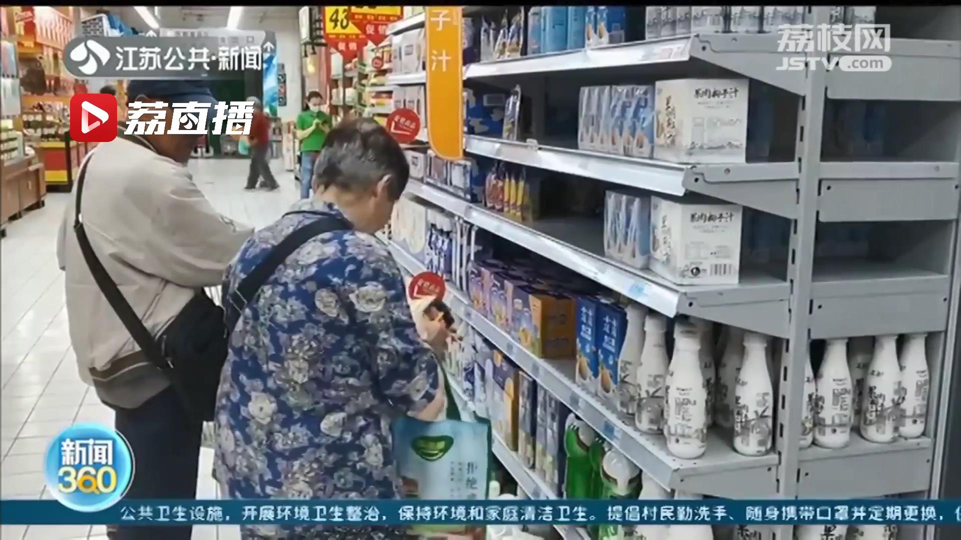符合标准但营养有损失 100%纯果汁不等于100%鲜榨果汁 建议：直接吃水果最健康