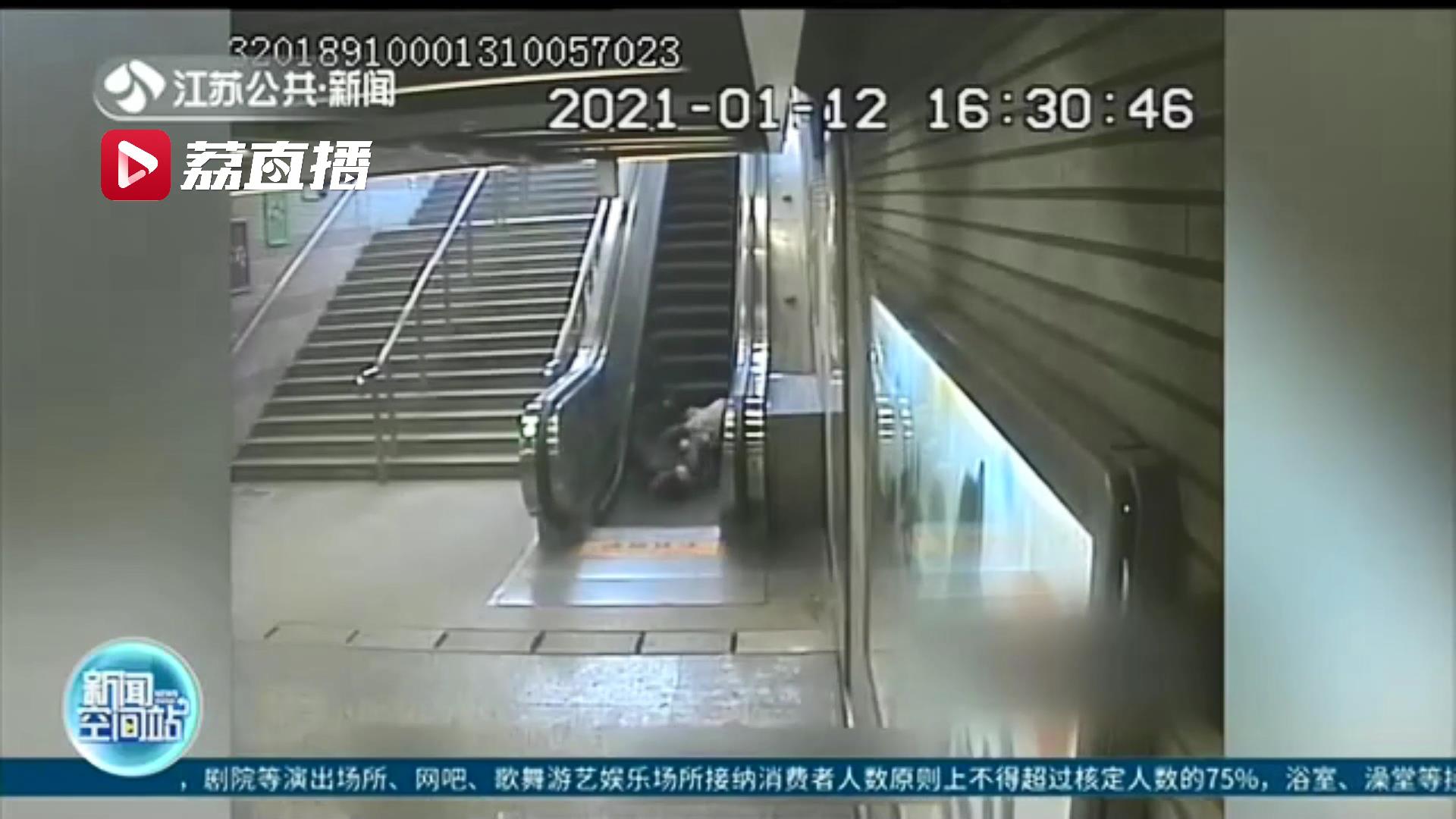 注意安全！乘客坐电扶梯摔倒 热心市民伸援手