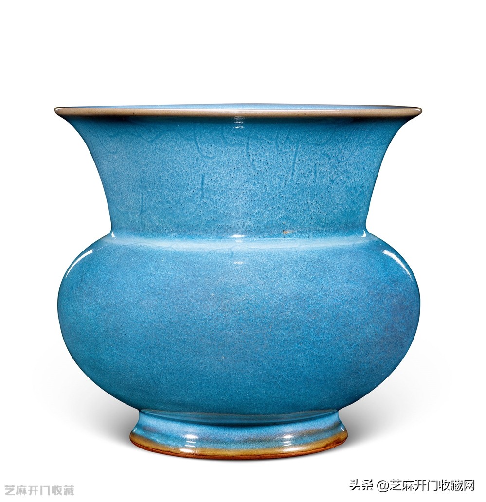 What are the characteristics of Ming Dynasty porcelain decoration and