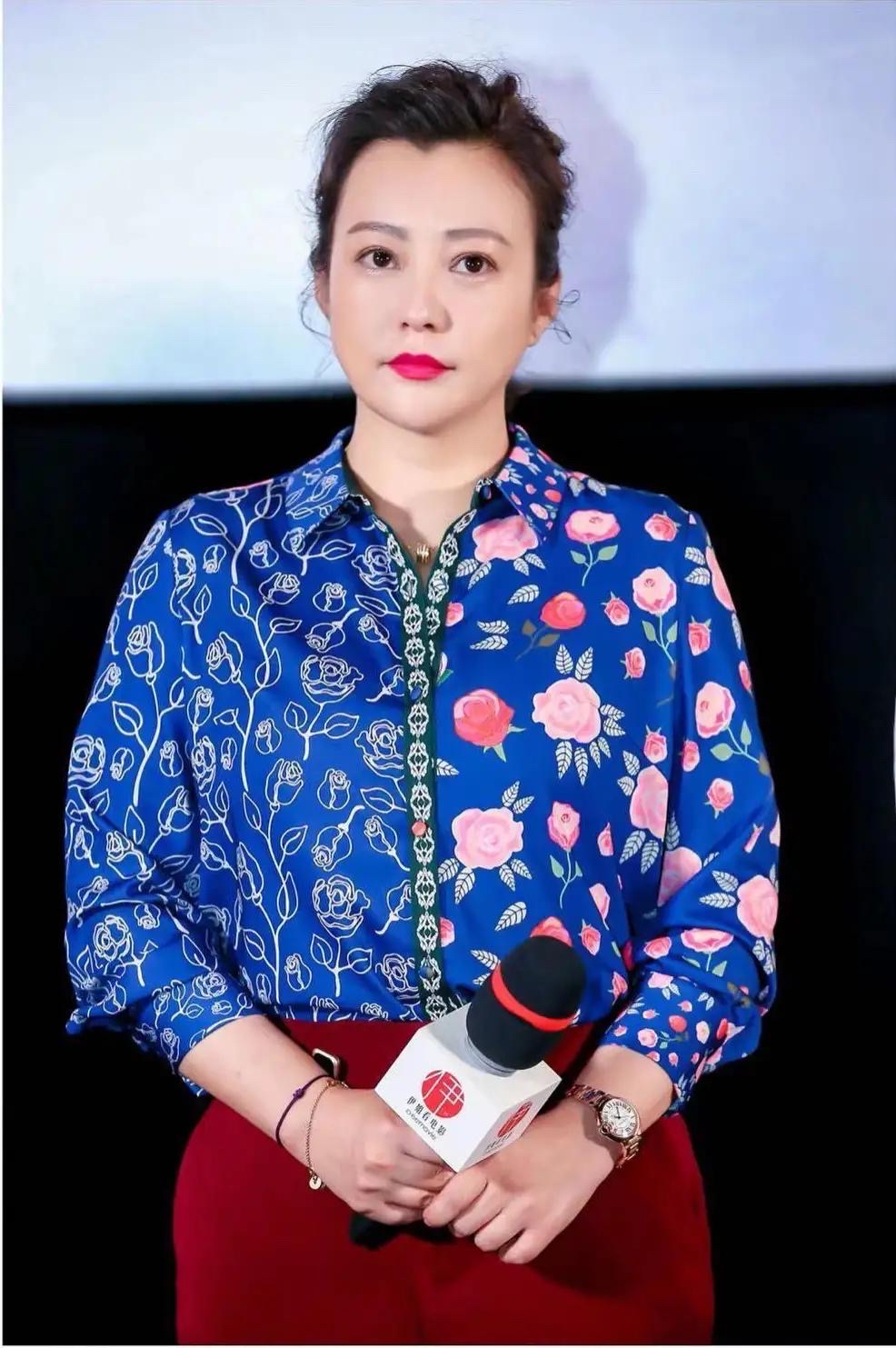 郝蕾胖得坦蕩，穿印花襯衫無懼“阿姨肚”，站小鮮肉邊上不虛氣場