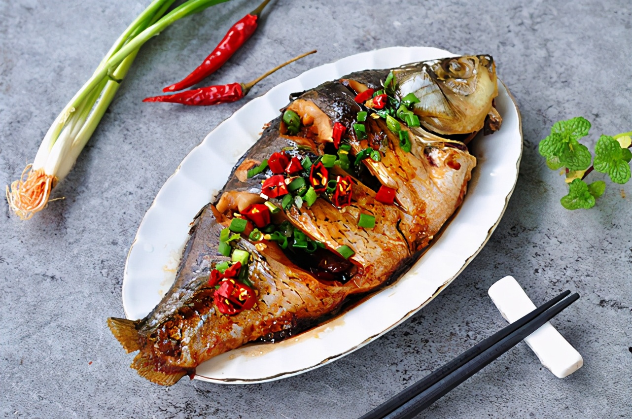 把整條魚扔進電飯鍋裡，不加油不放水，一周吃6次，餐餐都光盤