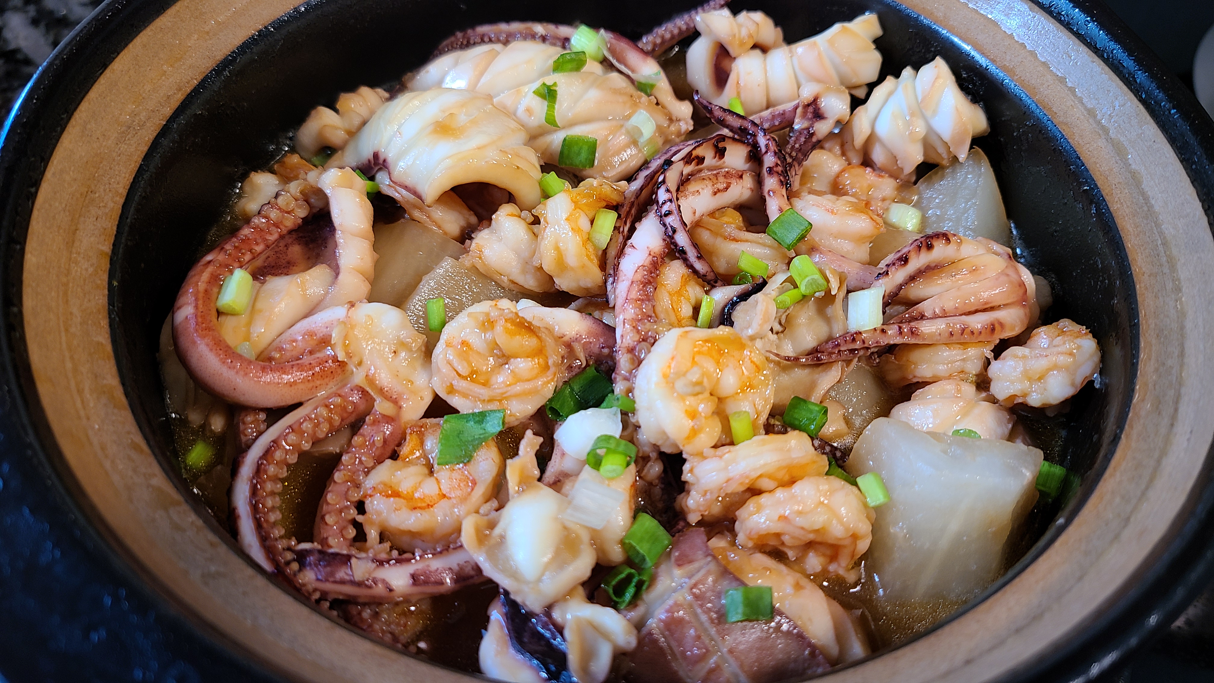 蘿蔔燉海鮮，又鮮又好吃，做法很簡單，天冷吃這個正好