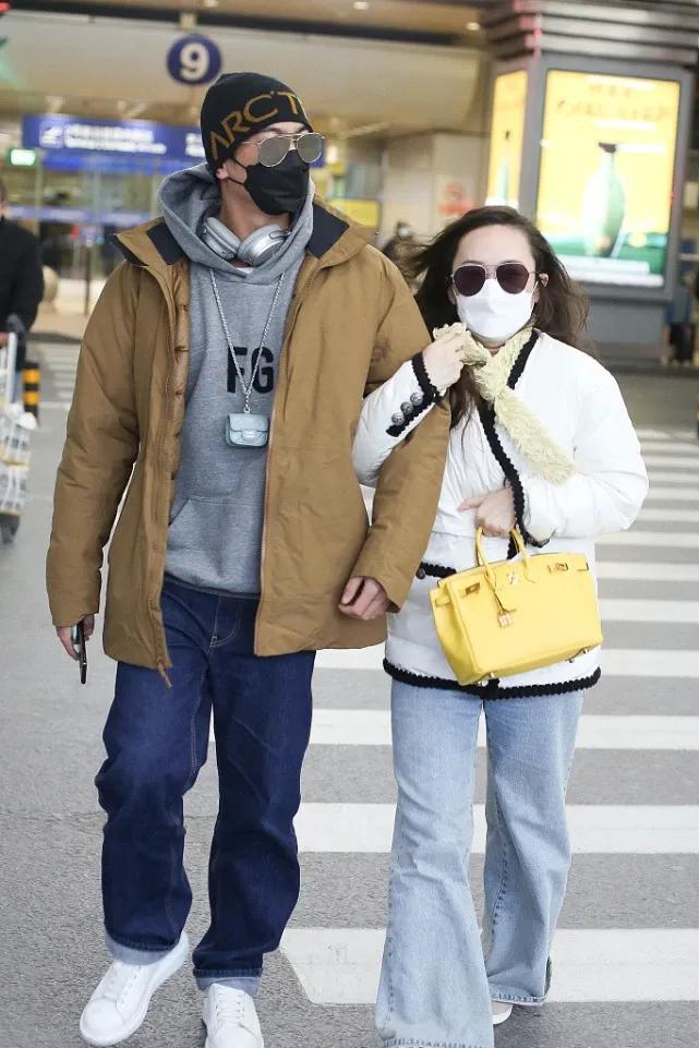 杜江夫婦同框甜蜜秀恩愛，霍思燕緊挽老公手臂撒嬌超膩歪