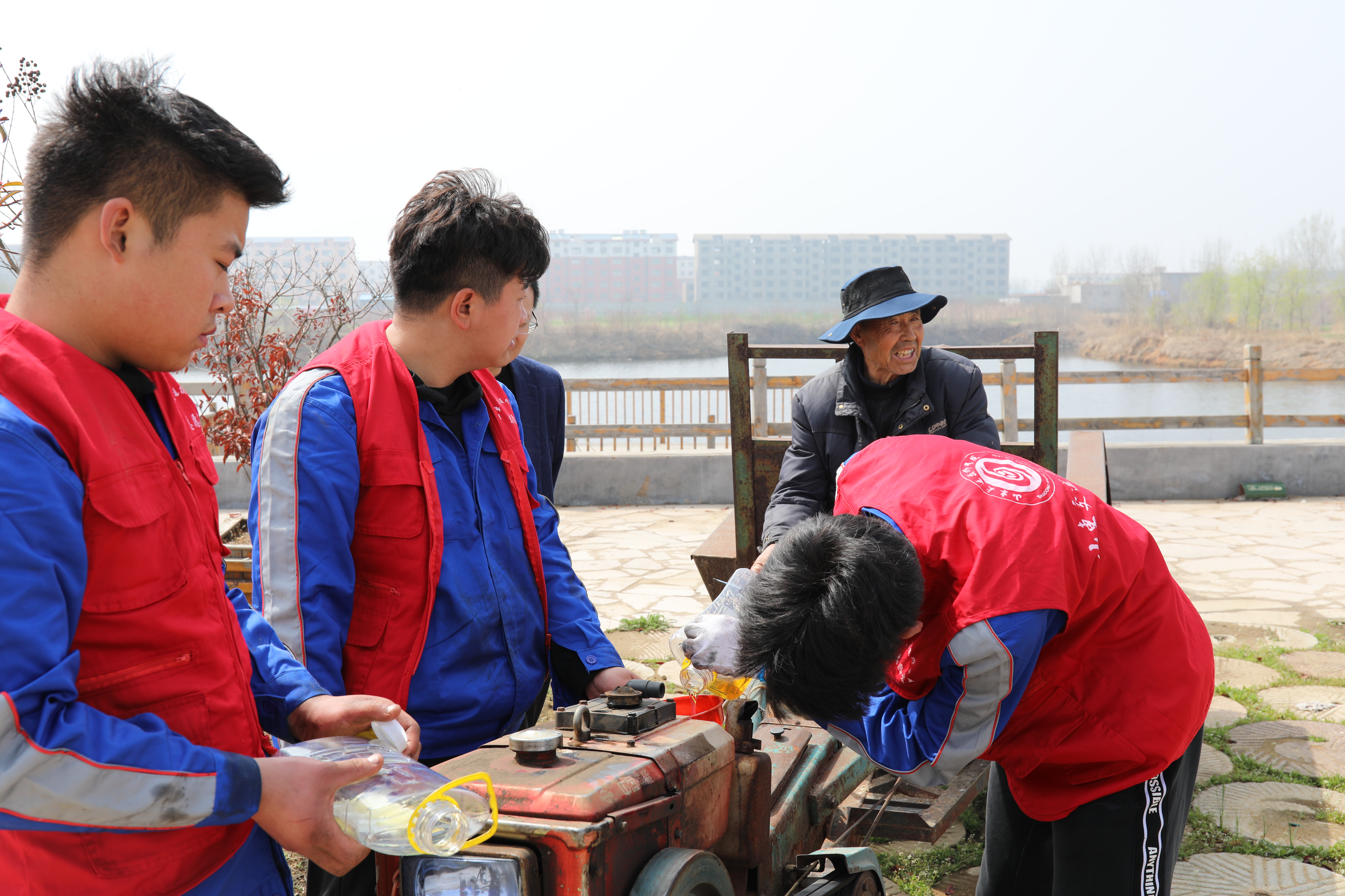 山东交通技师学院师生赴沂南县蒲汪镇开展农机义诊志愿服务活动