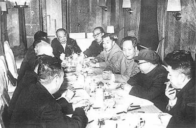 林彪不同意出兵朝鲜有两个原因，毛主席力排众议决定一定要出兵