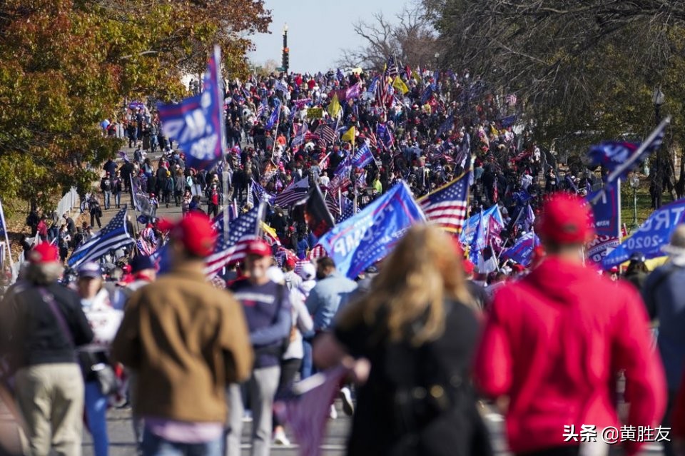 全美各地数千名特朗普支持者 齐聚华盛顿集会游行 总统现身支持