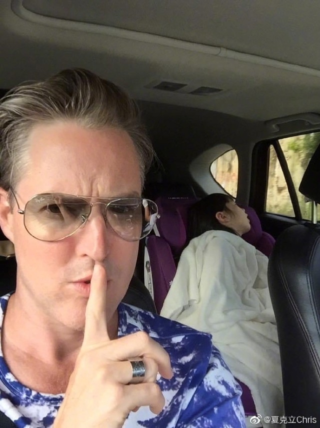 夏克立晒11岁女儿素颜照，夏天五官精致长高不少，越长越像妈妈