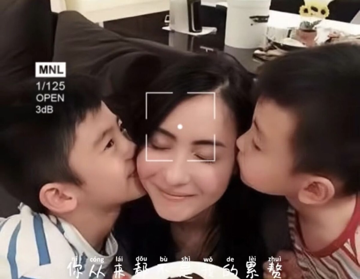 Cecilia Cheung was kissed by the two children, the eldest son was more ...