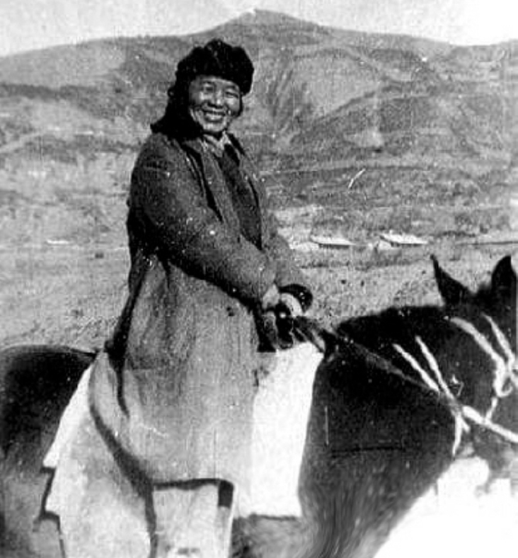 新中国第一位女将军，回乡时遇上毒打过自己的前夫，托人带了句话