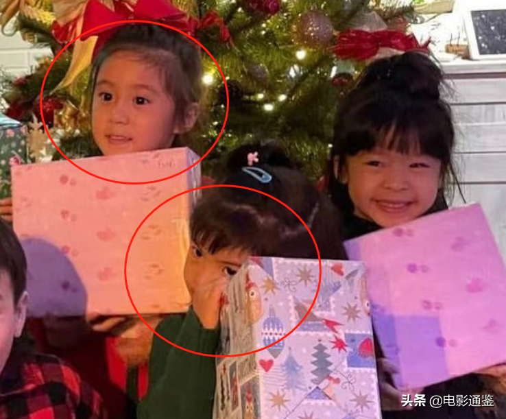 咘咘波妞穿姐妹装，近照放大三倍，这“葡萄眼”也太抢镜了吧