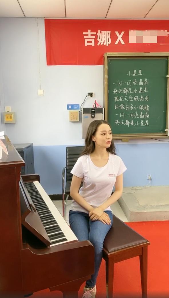 Lang Lang and his wife donated to the music classroom in the live