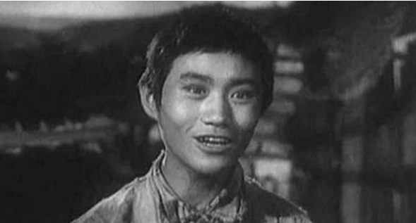 国家一级演员牛犇，住老年公寓自己剪发，儿子