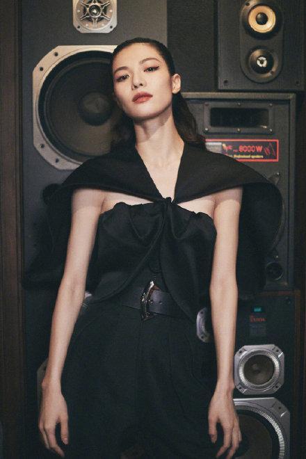 杨颖抠图走红毯遭网友怒谯带坏风气，费加罗风