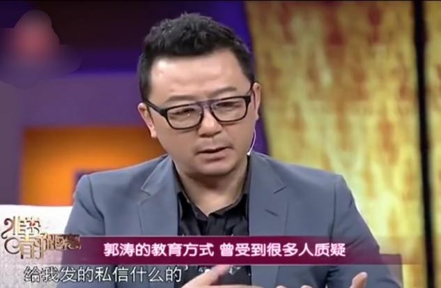 石头近照大变样！14岁与爸爸郭涛同高，曾被妈妈拿烟指着骂