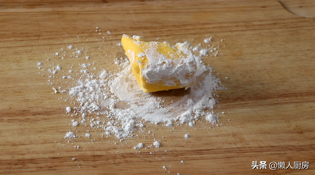 這是鹹口味的餅乾，麵粉裡加雞蛋和蔥末攪一攪，特別適合懶人