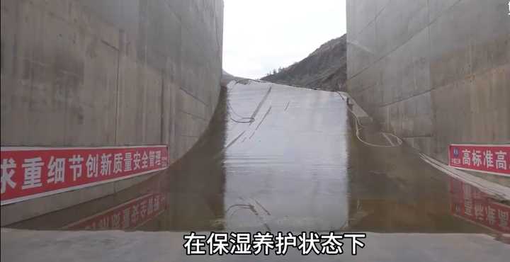白鶴灘水電站建造工藝有多精？泄洪洞光滑如鏡，照鏡子人影不變形