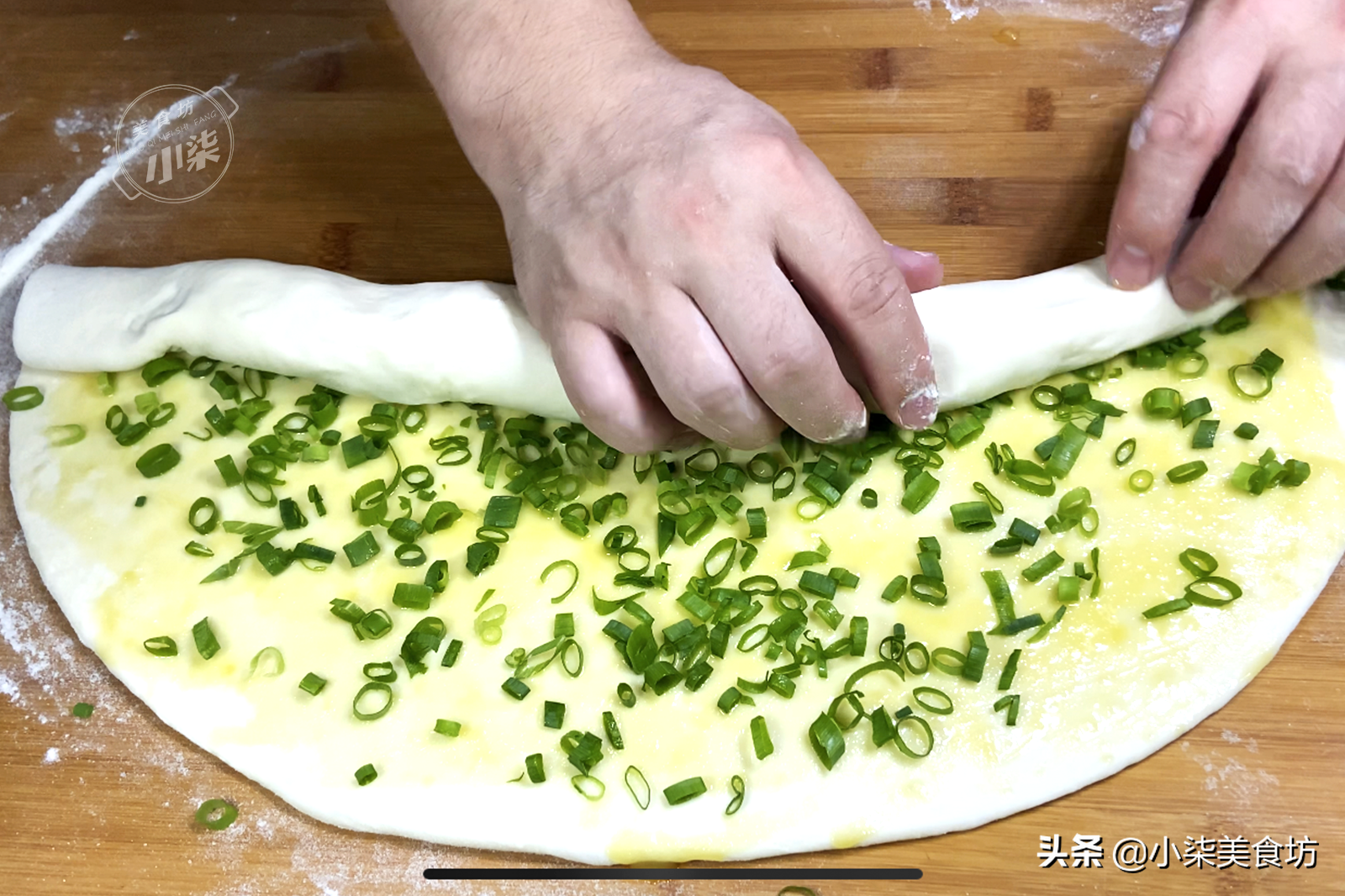 葱油饼这样做，真的是太香了，一周吃7次都不腻，详细做法教会你