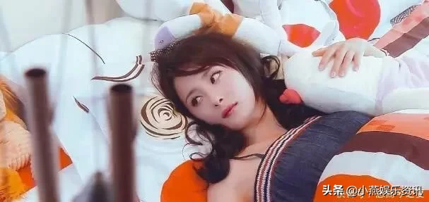 杨幂穿吊带睡衣照曝光，看着她的睡姿，网友：真的很不自然