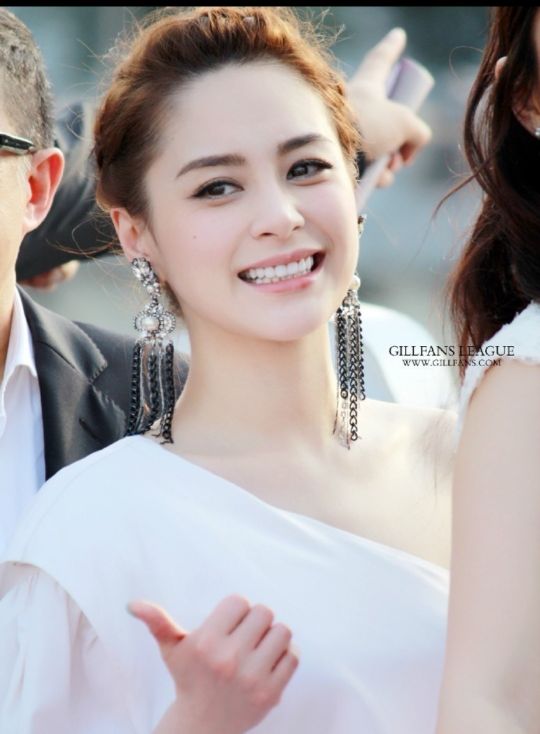 Why is Gillian considered a peerless beauty? iNEWS