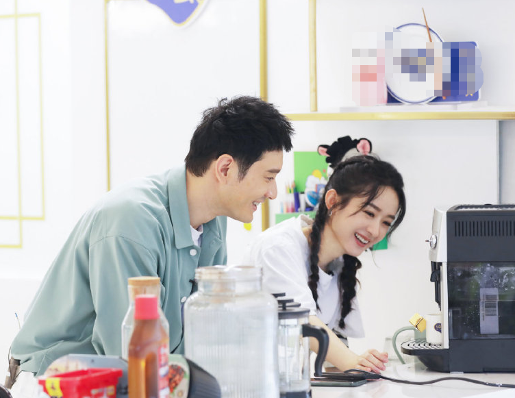 赵丽颖在《中餐厅》变团宠，李浩菲为她加衣服，林大厨细心教炒菜