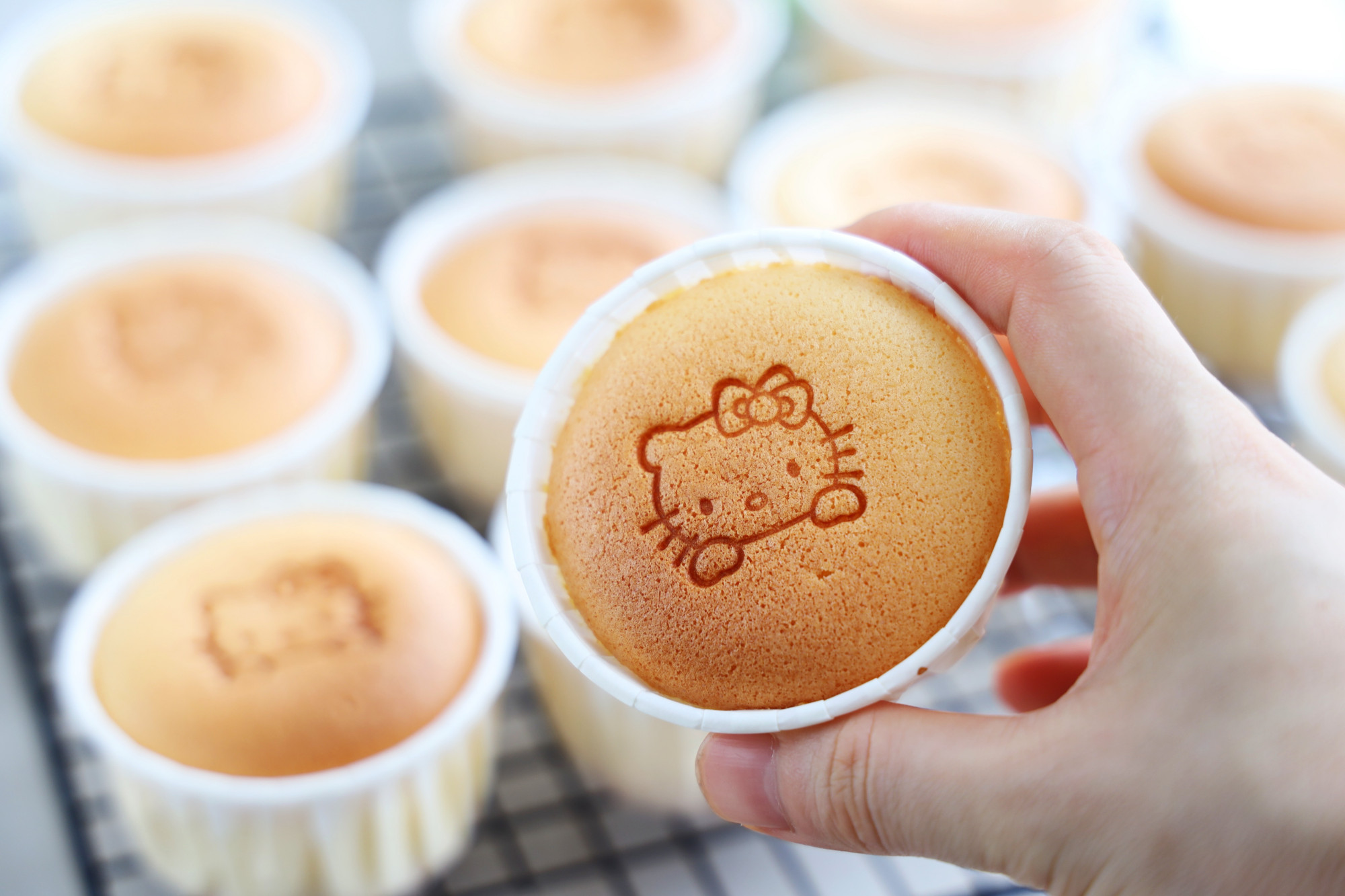 戚风纸杯蛋糕的做法，不回缩不开裂，柔软细腻，在家做轻松搞定