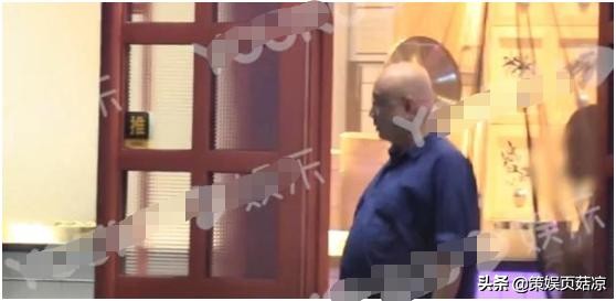 徐峥与两美女吃火锅，肚子发福像怀胎7月，没开工疑似被同行排斥