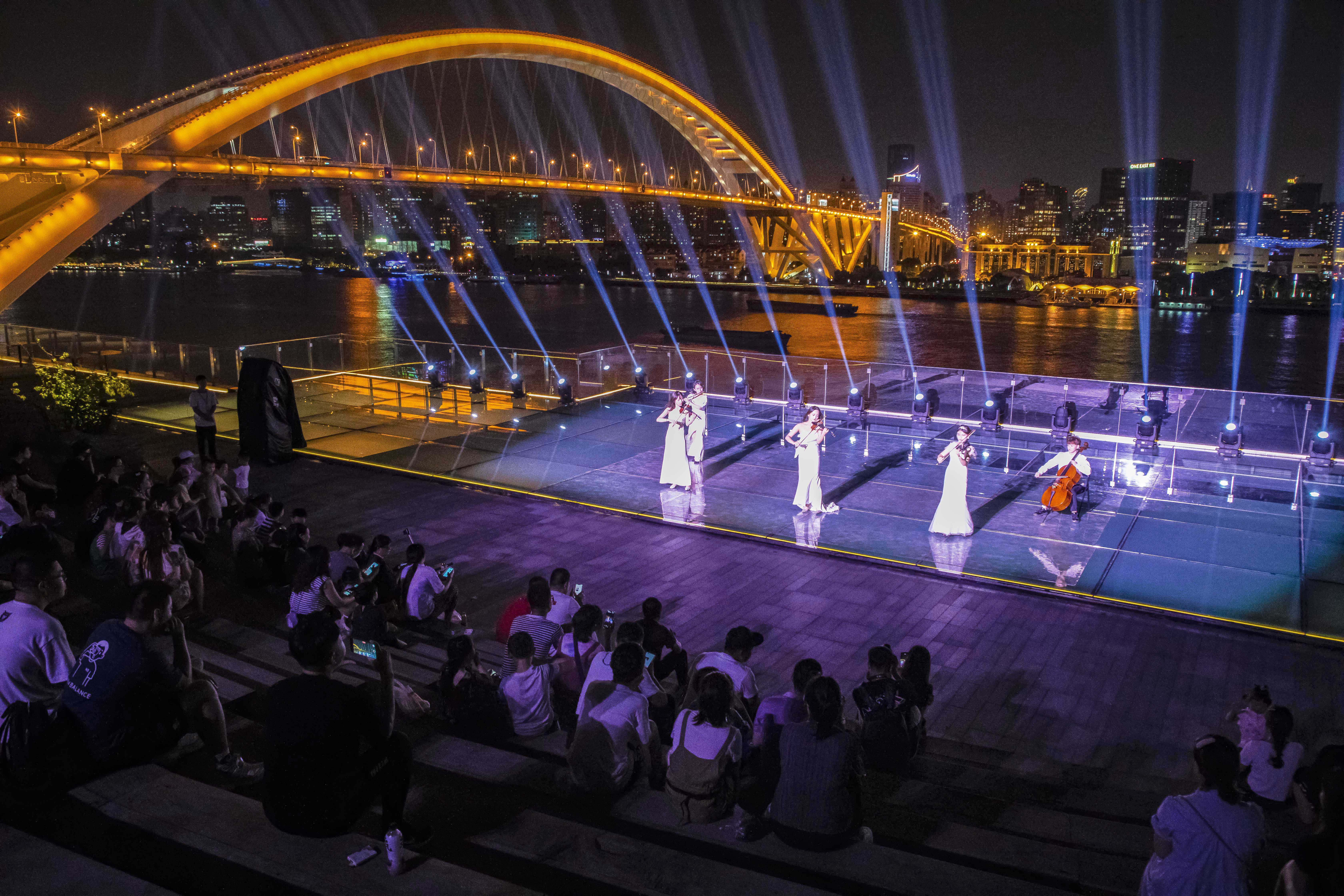 夜游上海新去处，这里有精彩的表演，也有让人沉醉的城市夜景