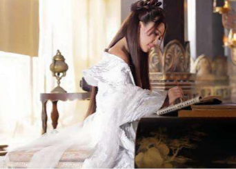 “不老女神”温碧霞新剧曝光，太妃一角引争议