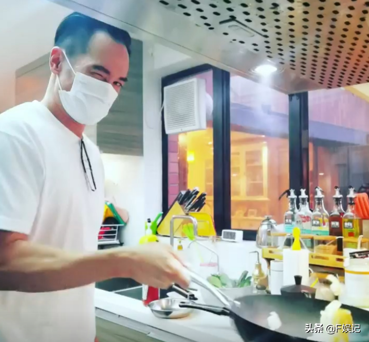 陳豪下班回家幫手煮年夜飯、幫兒子理髮讓陳茵媺可以休息喝咖啡