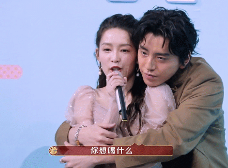 王大陆节目中抱李沁，双手位置被吐槽不绅士，