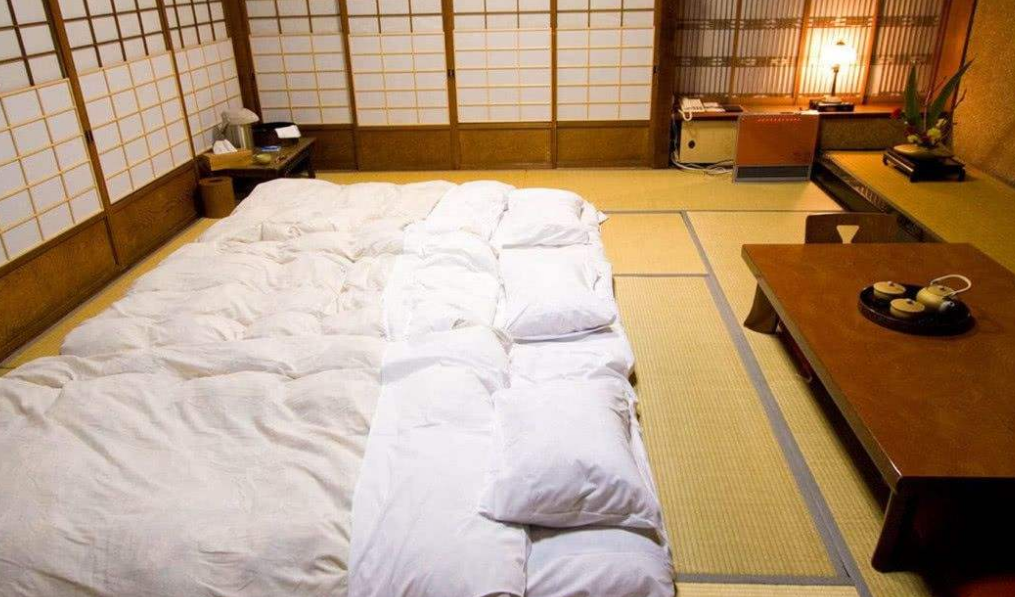 为什么日本人喜欢睡地板而不是床？导游说出答案：原因有3个