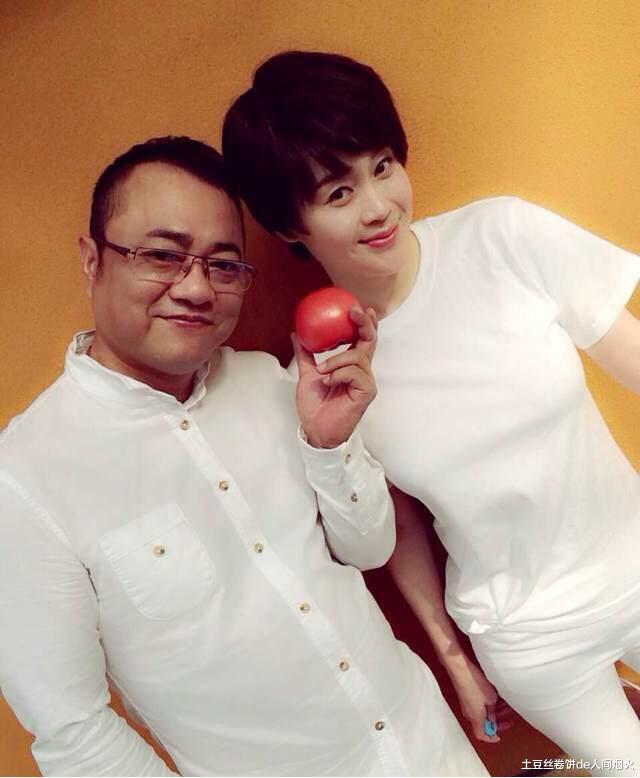 赵本山的女弟子身材真是绝了，往身上扔西红柿