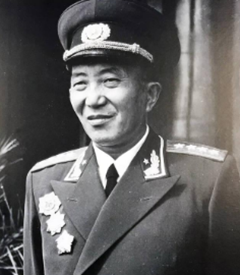 毛澤東時隔32年重回韶山，看到父母墳?zāi)蛊茽€不堪：不要修，就這樣