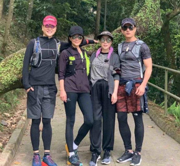 54岁刘嘉玲晨跑被拍，素颜和普通老太无差别，网