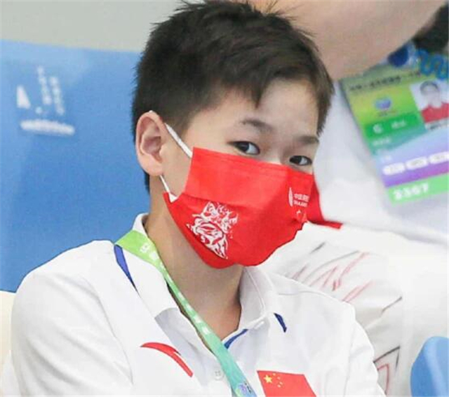 全红婵被镜头吓到了！看到记者迅速捂脸逃跑，教练们围起来保护她