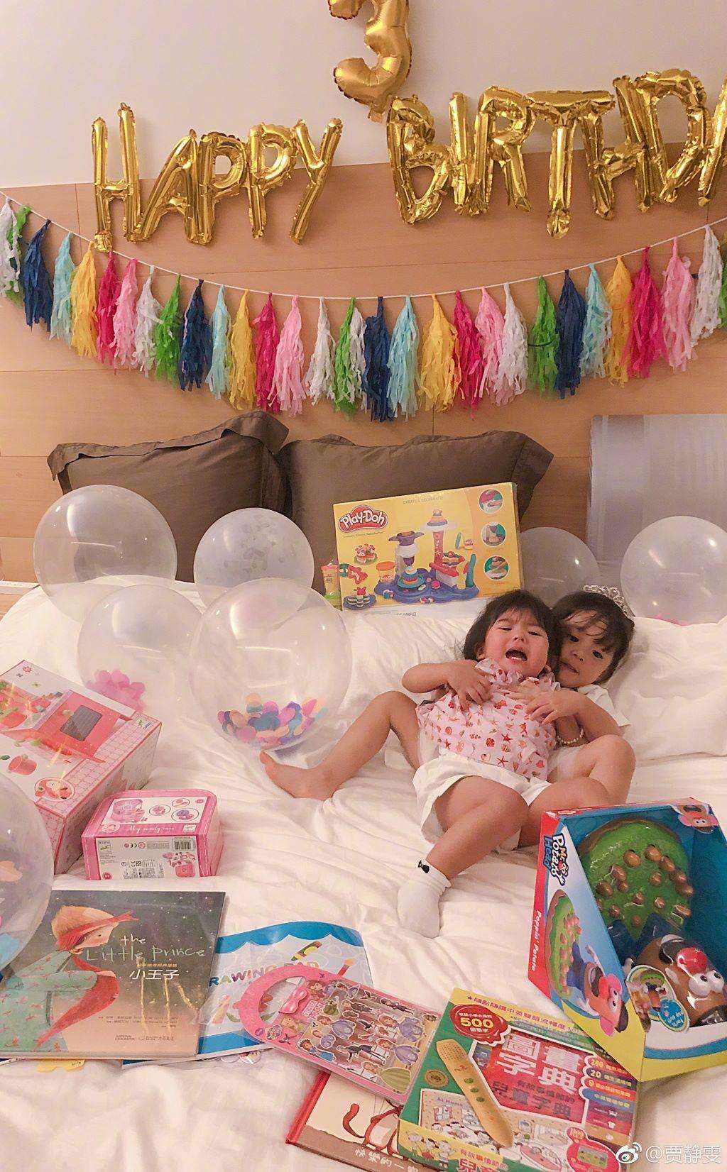 暖心咘咘成“寵妹狂魔”，小手一直護著波妞，媽媽賈靜雯吃醋沒？