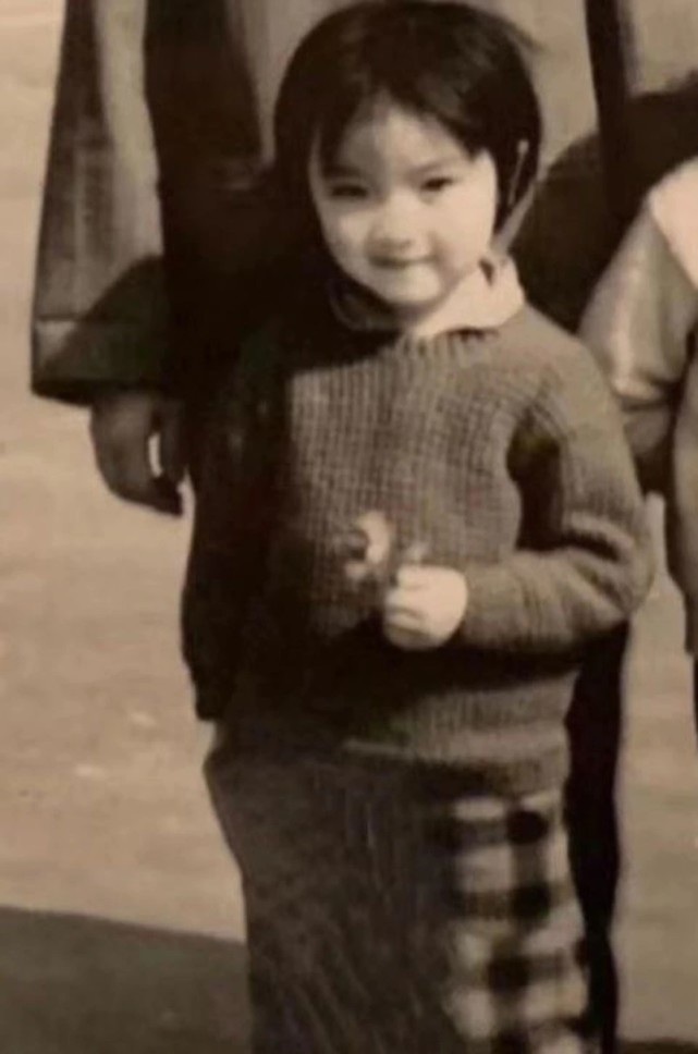 81岁刘诗昆携嫩妻及四个月大女儿回国，坐劳斯莱